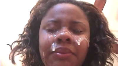 කළු බ්රසීලියානු ගැහැණු ළමයා විශාල මුවෙකු සමඟ ගුද සංසර්ගයෙන් පසු ඇගේ මුහුණේ කැක්කුමක් ඇති කරයි